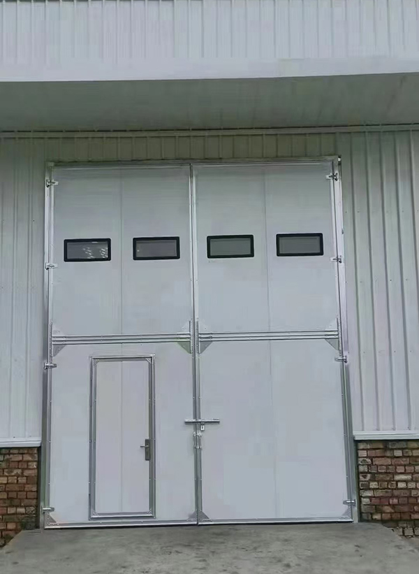 富平工业门在设备装配车间出入口的实施记录